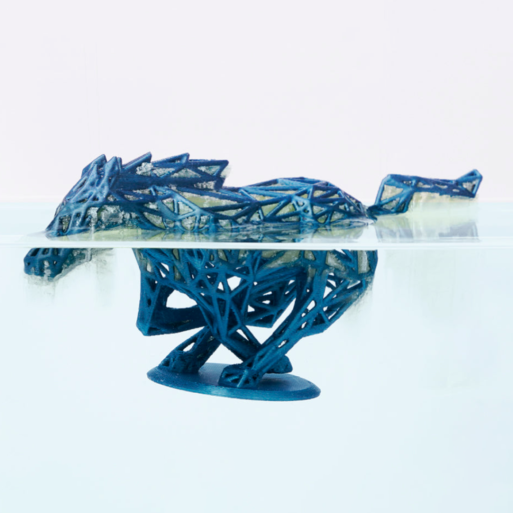 Cavalo sendo dissolvido em água impresso em filamento PVA Bambu Lab