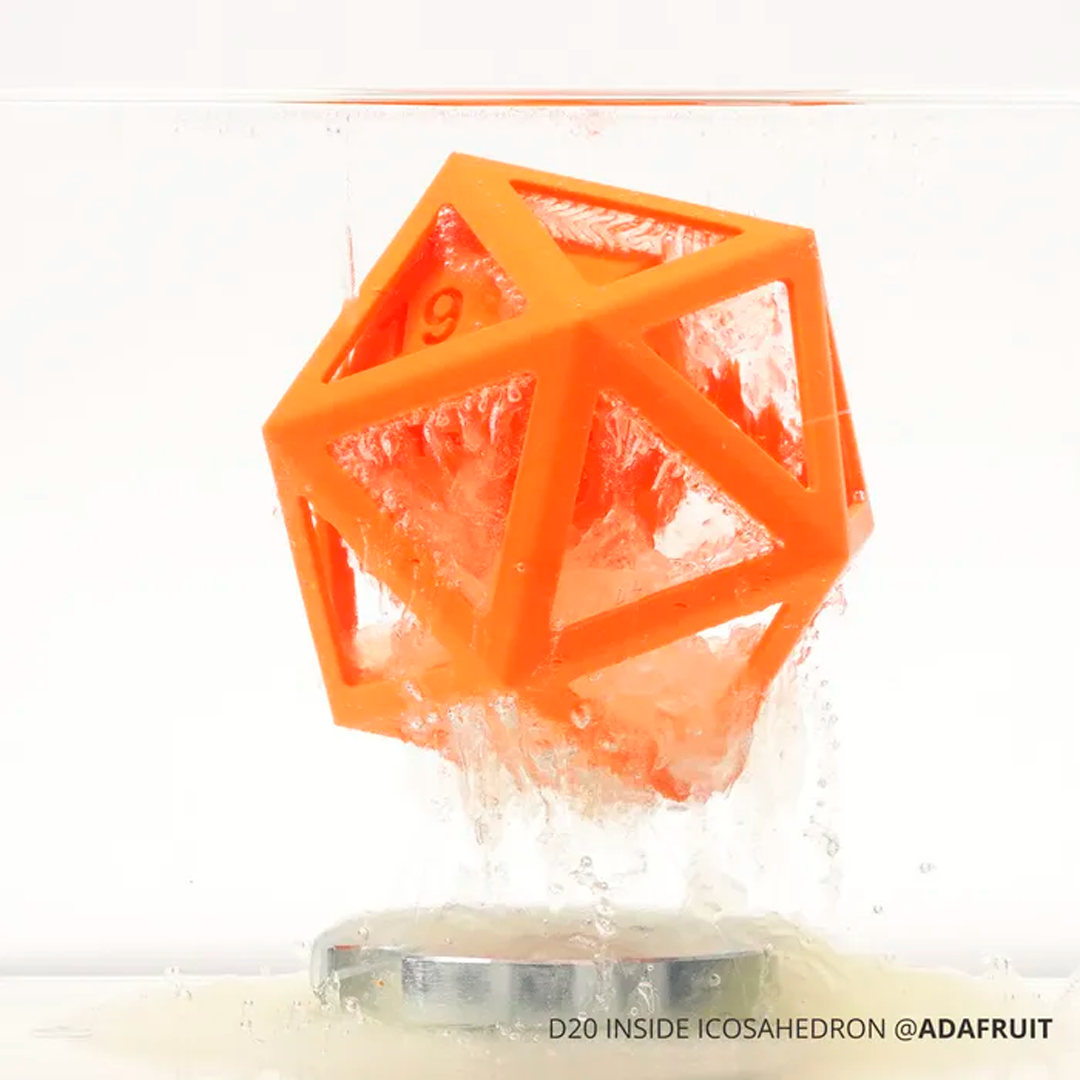 Dado hexagonal impresso em 3D com a ajuda de filamento de suporte solúvel PVA da Bambu Lab